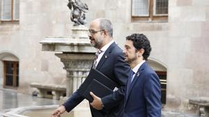 Los ’consellers’ Miquel Buch y Damià Calvet se dirigen a la reunión de Govern, en octubre de 2019. 