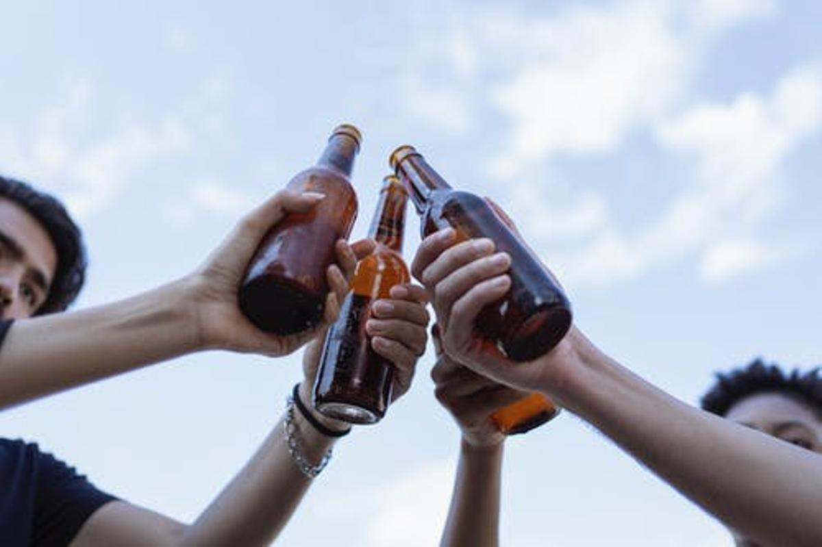 "Salir a tomar una caña" es una frase hecha que se emplea consuma lo que se consuma en el bar
