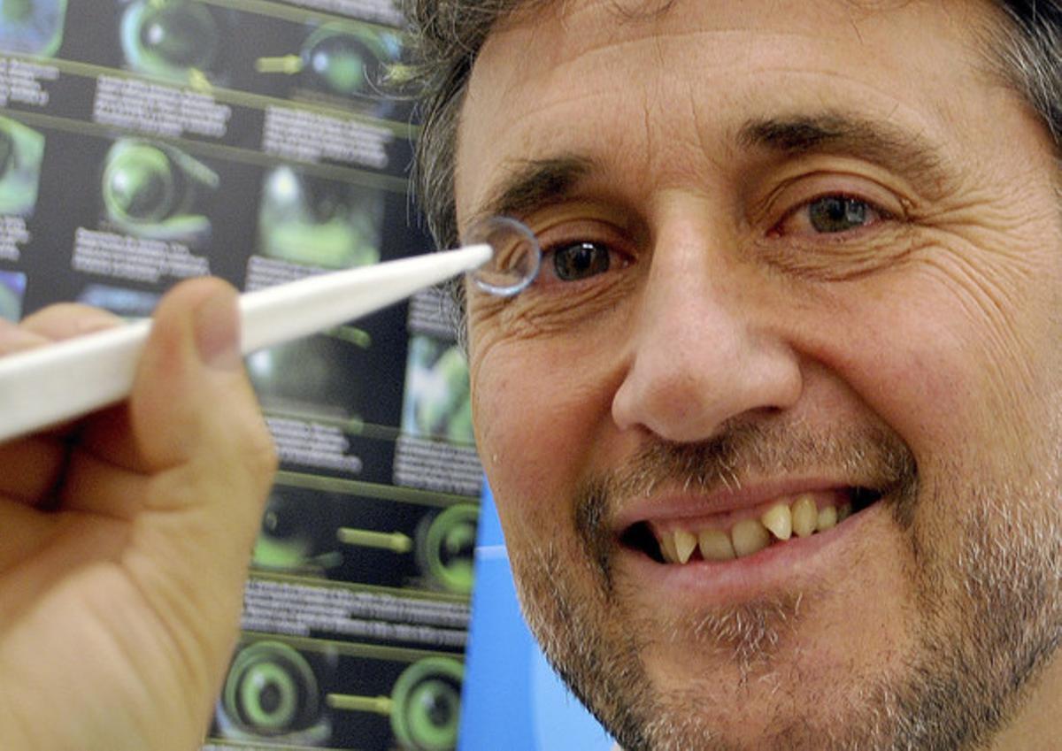 El investigador Jaume Pauné ha presentado una innovadora lente de contacto que frena la progresión de la miopía en un 43%.