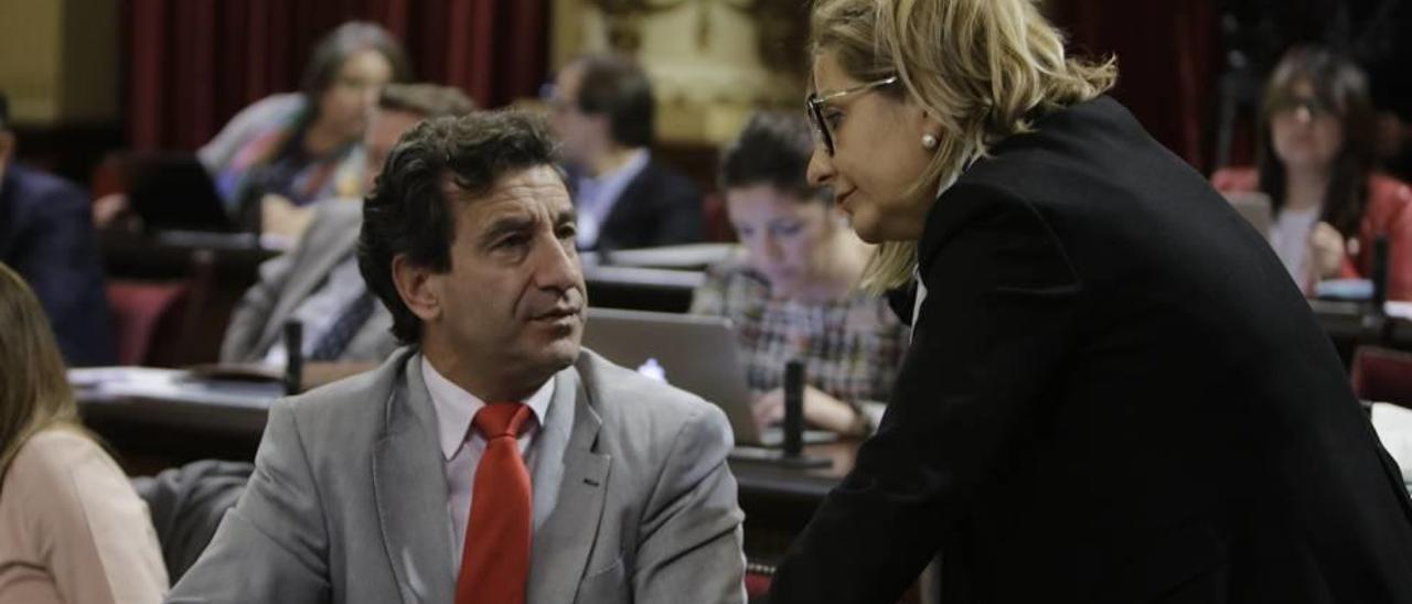 La diputada Misericordia Sugrañes, ayer dialongado con el presidente del PP, Biel Company.