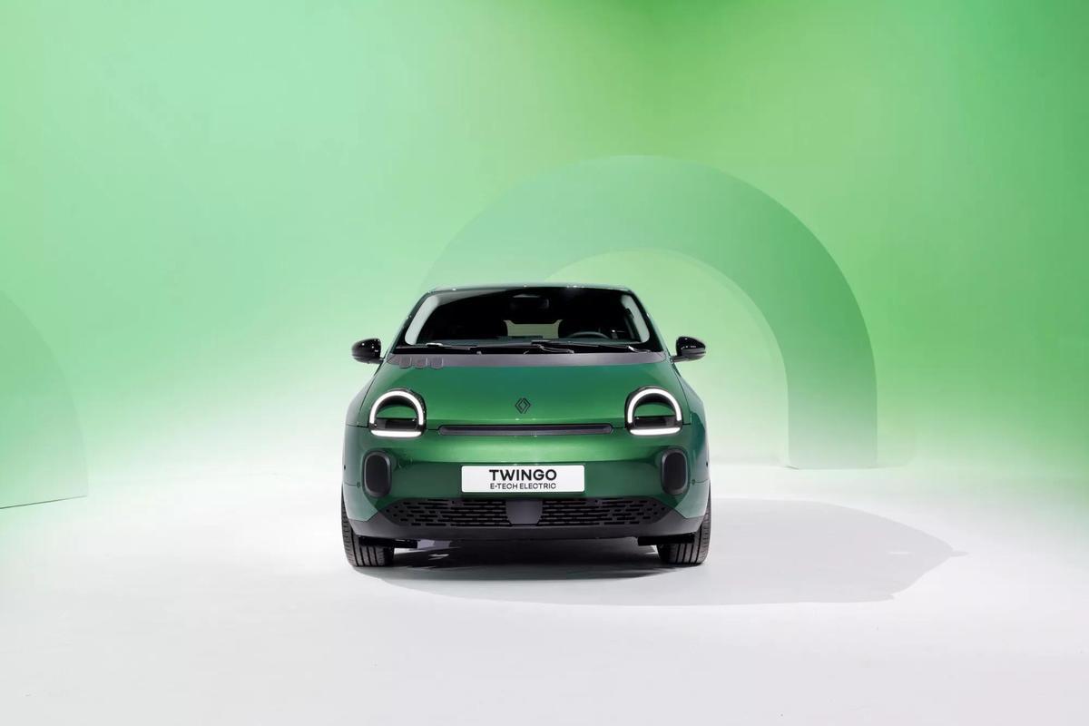 El diseño es 100% Twingo, con unas ópticas delanteras ovaladas en forma de arco, un recurso de diseño que se repite en la parte trasera. Todas las ópticas son Full LED.