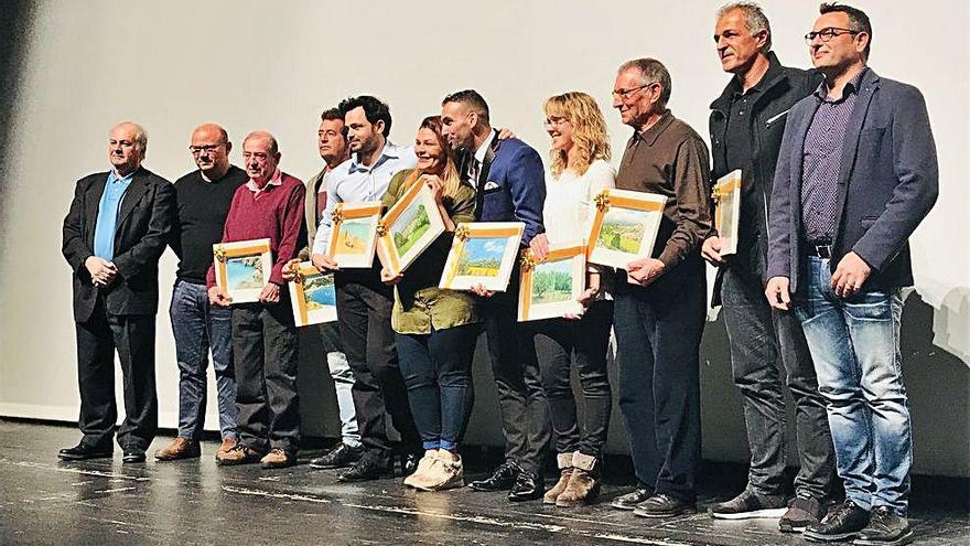 El autor del libro, Miguel Vidal, a la izquierda, posa con algunos de los deportistas de Manacor.