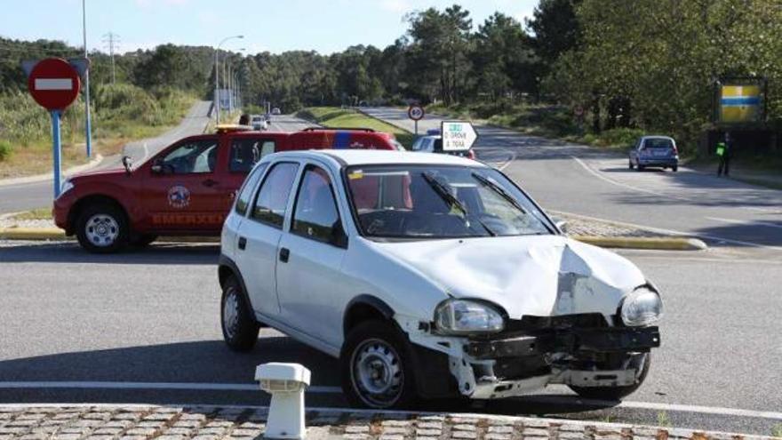 El coche accidentado ayer en la rotonda de O Bao, en A Lanzada.  // Muñiz