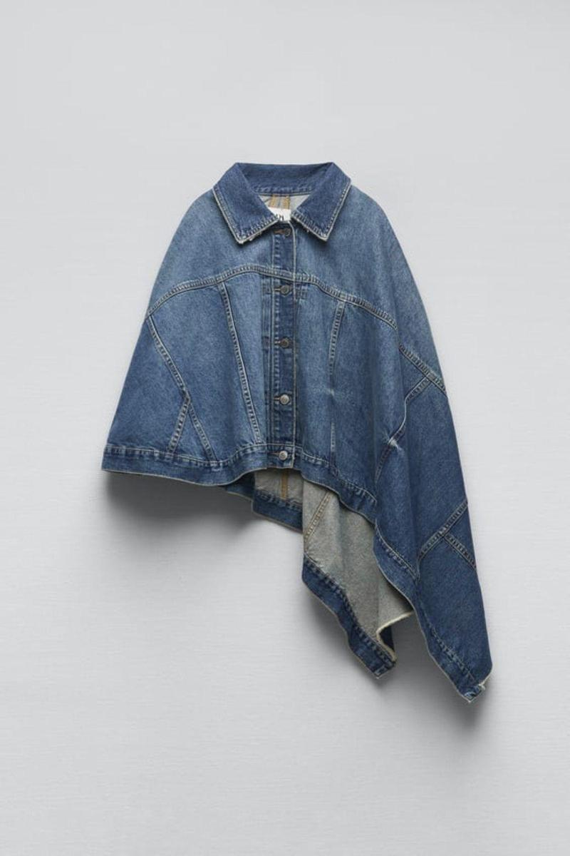 Capa vaquera asimétrica de Zara