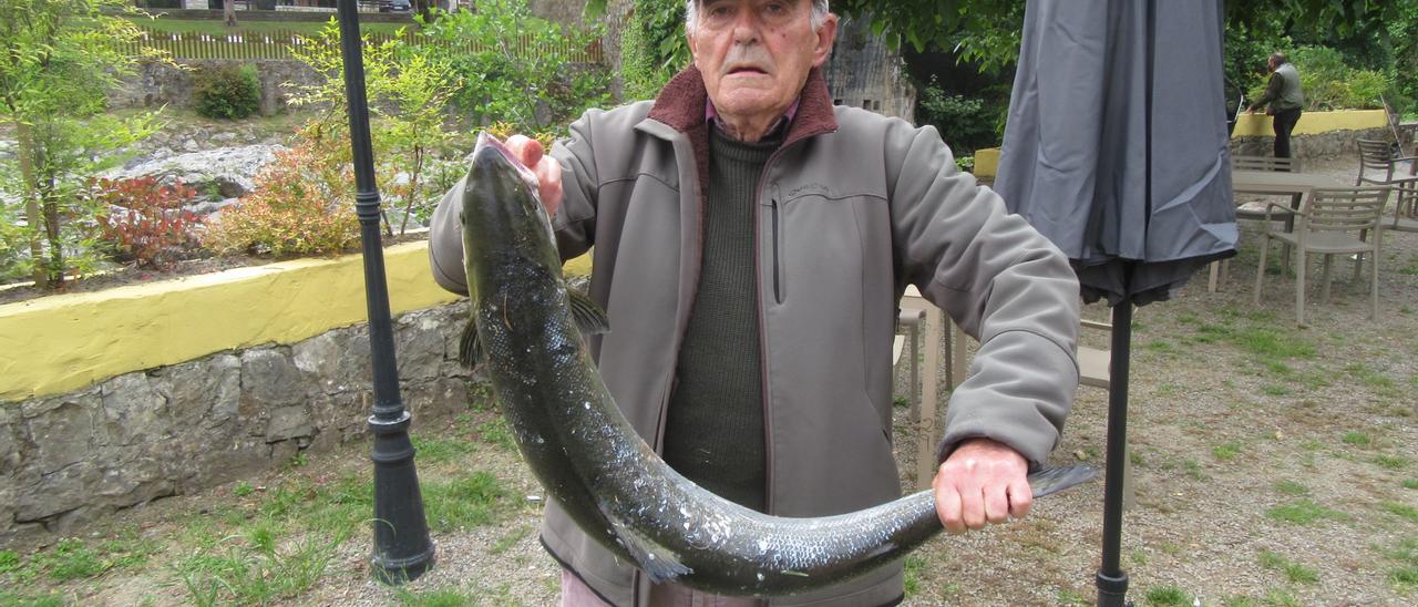 El veterano pescador, con su captura