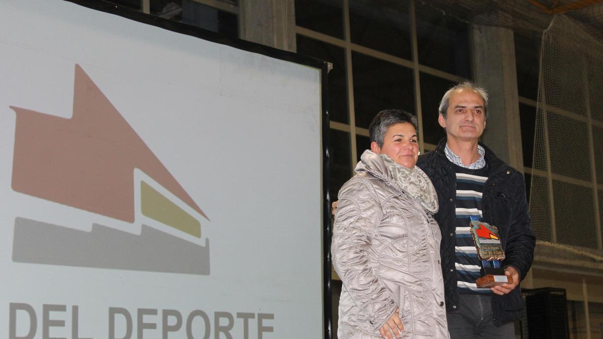 Cándida González, "Candi", en una imagen de archivo de una gala del deporte, con José Antonio Fernández, "Pipo", presidente del Patín Areces.