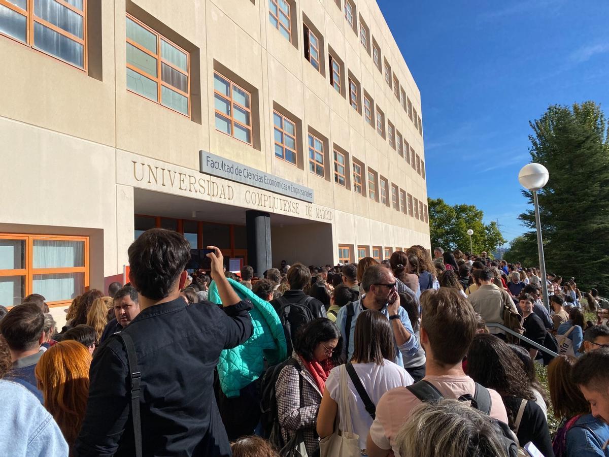 Opositores a la puerta de la facultad tras suspenderse la oposición de RTVE.