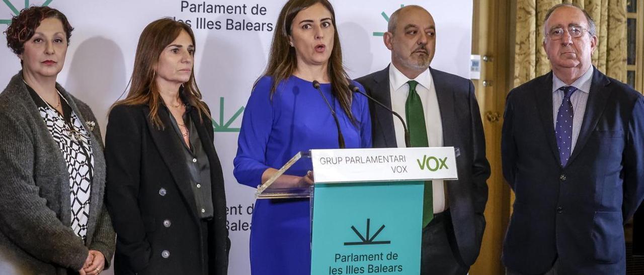 Los cinco diputados díscolos de Vox durante la rueda de prensa ofrecidar ayer en el Parlament.