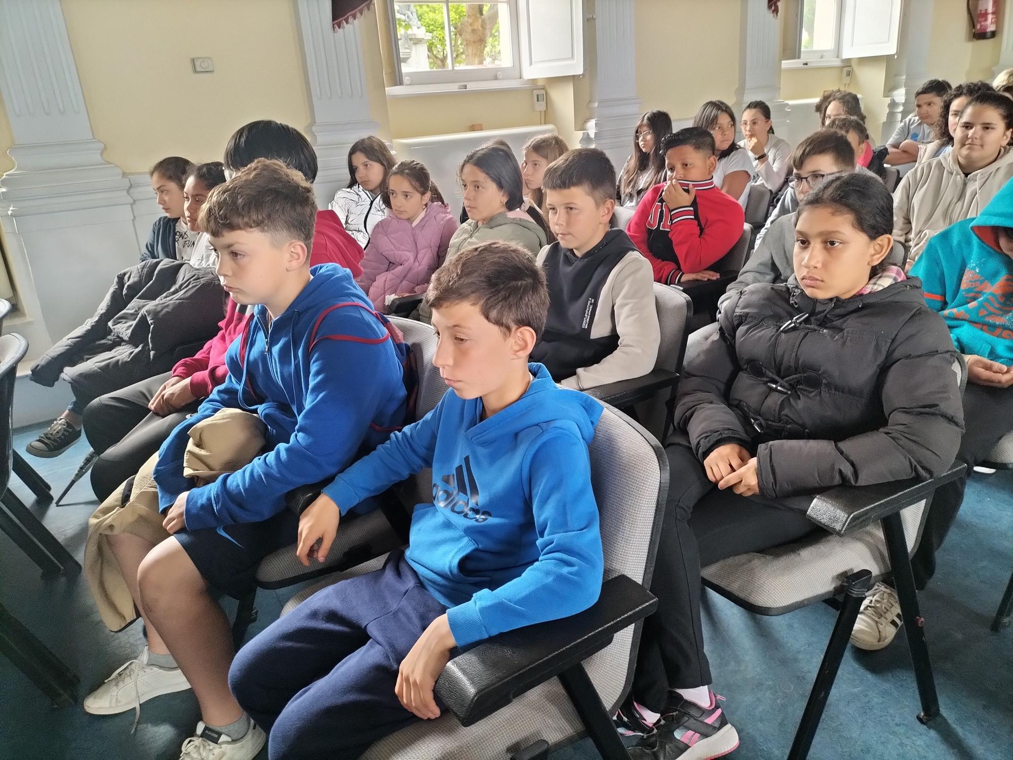 Así fue la visita que los "jefes" del aeropuerto dedicaron a los alumnos de la comarca Oscos-Eo