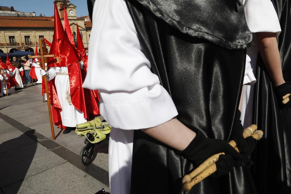 EN IMÁGENES: el desenclavo y la procesión del Santo Entierro en Avilés