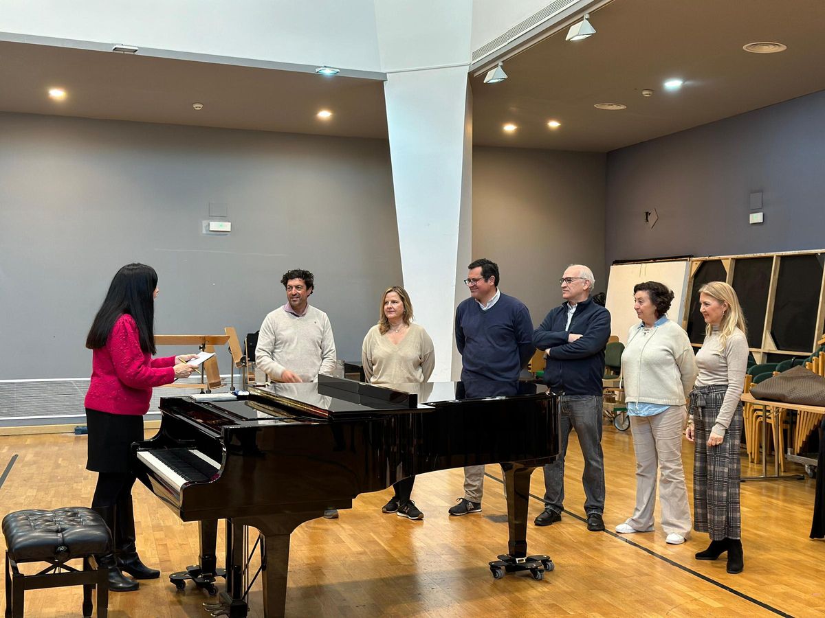 Un grupo reducido de aspirantes hace la prueba para el coro participativo de la ROSS.