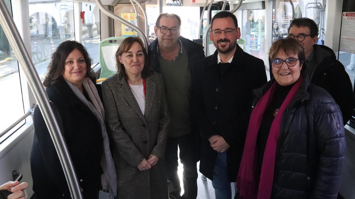 La consellera i els alcaldes dels municipis implicats, a dins d'un autobús.