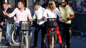El presidente Macron y su esposa, Brigitte, dan un paseo en bicicleta, el pasado miércoles en Le Touquet.