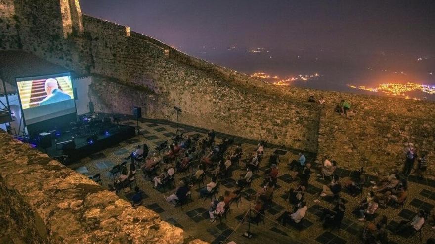 Raya cinéfila. Noche de cine en el patio de armas del castillo de Marvão.