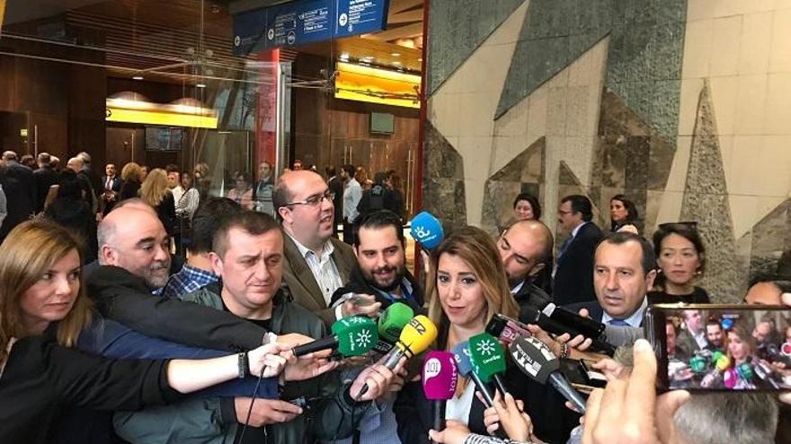 Susana Díaz atiende a los medios en el Palacio de Ferias y Congresos.