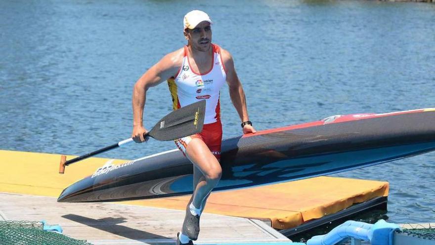 Tono Campos, ayer durante un porteo en la regata en la que se alzó con el título de campeón de Europa. // Rafa Vázquez