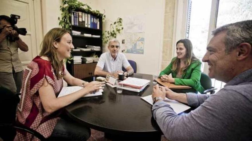 Los cuatro concejales díscolos durante la reunión que mantuvieron ayer en los despachos del grupo municipal de Alicante.