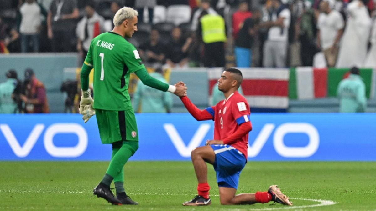 Bennette, junto a Keylor Navas tras la eliminación de Costa Rica