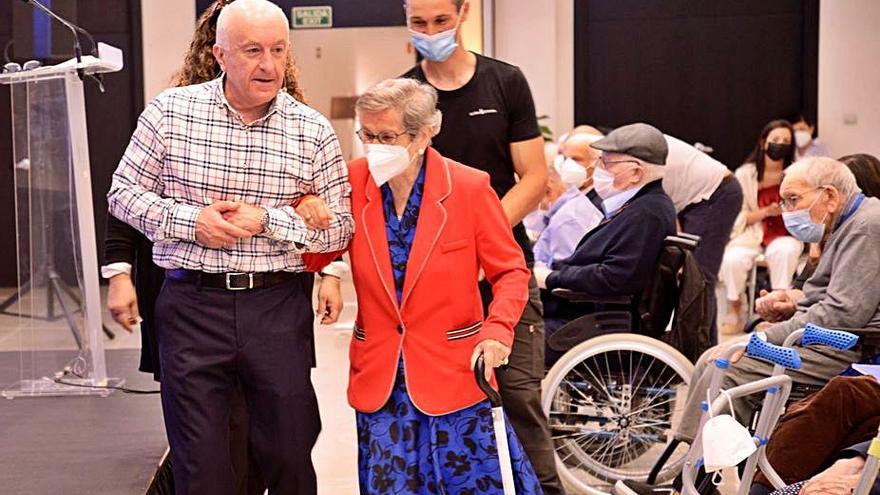 Xosé Ramón Gayoso, presentador del acto, junto a una de las participantes en ‘Tu Historia de Verdad Importa’.  | // F.M.J.J.