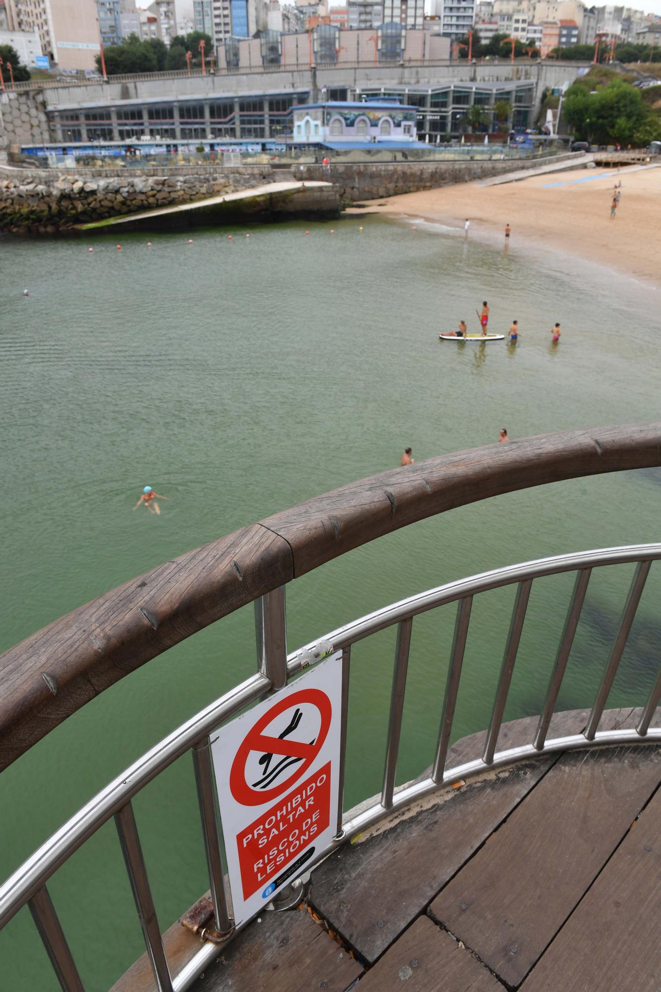 Nuevas señales de saltos prohibidos en la playa de San Amaro