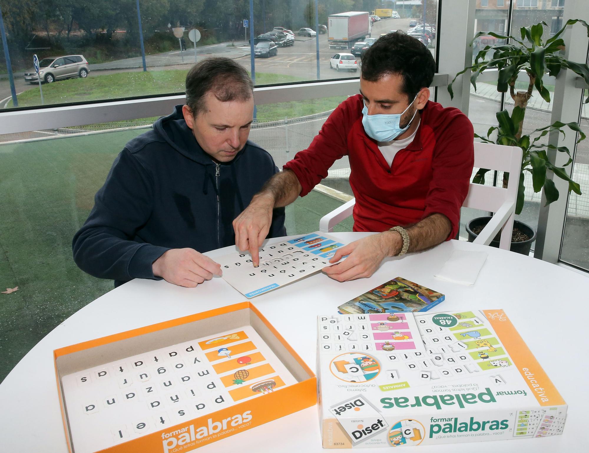 Fran realizando una actividad con un profesional de Alento