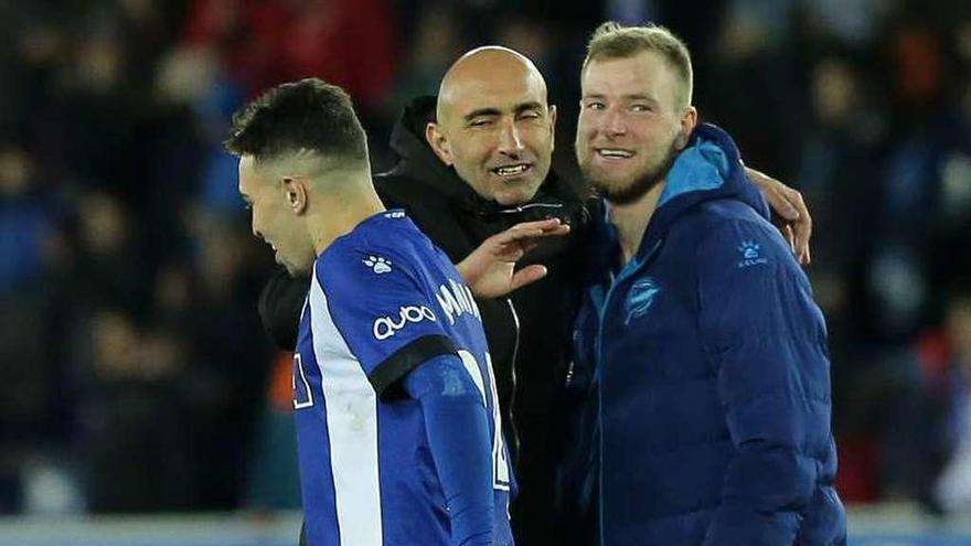 Guidetti y Abelardo celebran la victoria. // AFP