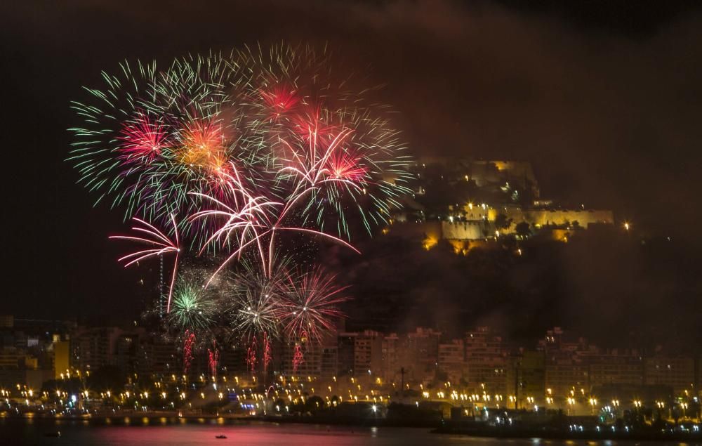 El concurso de fuegos artificiales desde la playa del Cocó llegó anoche a su ecuador con el disparo de la pirotecnia Ferrández, de Redován