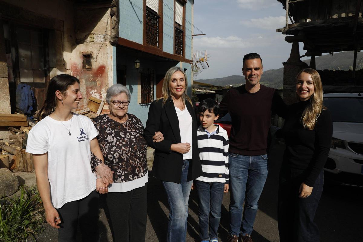 Marta González, Elena García, Malena González, Martín Antón. Michael J. Moritz y Già Ramsey este viernes junto a la casa de Viescas de la que salió Alejandro Gutiérrez hace un siglo.