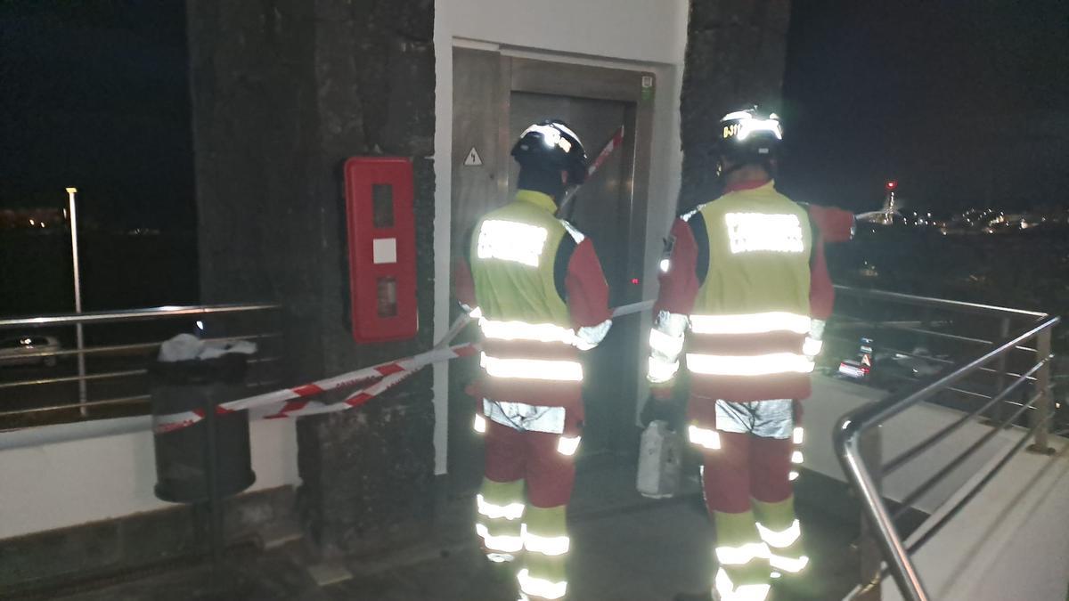 Bomberos del Consorcio de Seguridad y Emergencias de Lanzarote, el pasado miércoles, junto al ascensor averiado en un centro comercial en Costa Teguise, en Lanzarote