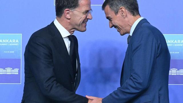 El secretari general de l’OTAN, Mark Rutte, amb el president Sánchez, dimecres a Ankara. | SAUL LOEB / AFP