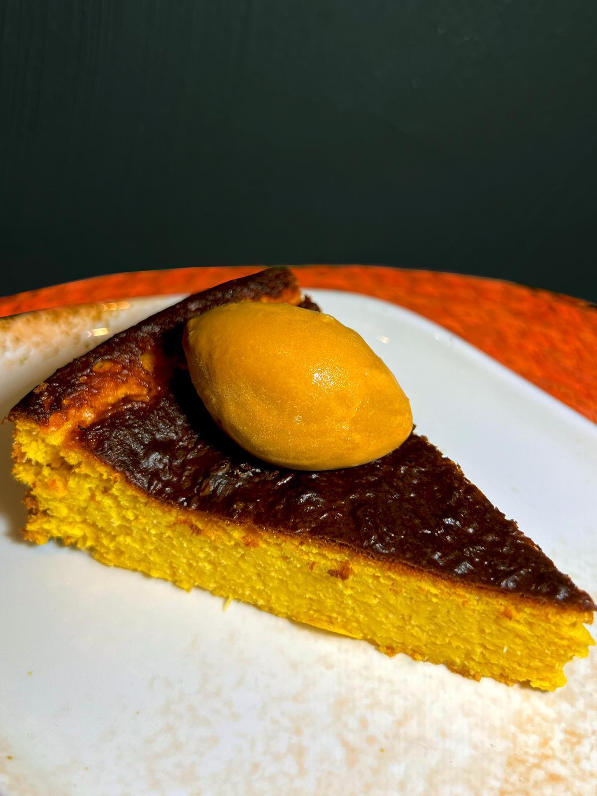 Pastel de elote con helado de dulce de leche elaborado en el restaurante mexicano Tatemado.