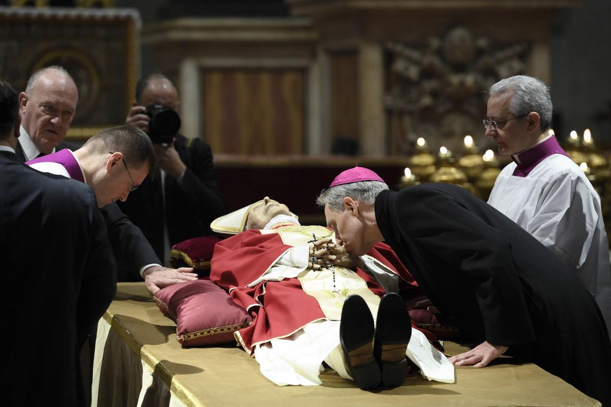 Georg Gänswein, el secretario del Papa Benedicto XVI en el funeral