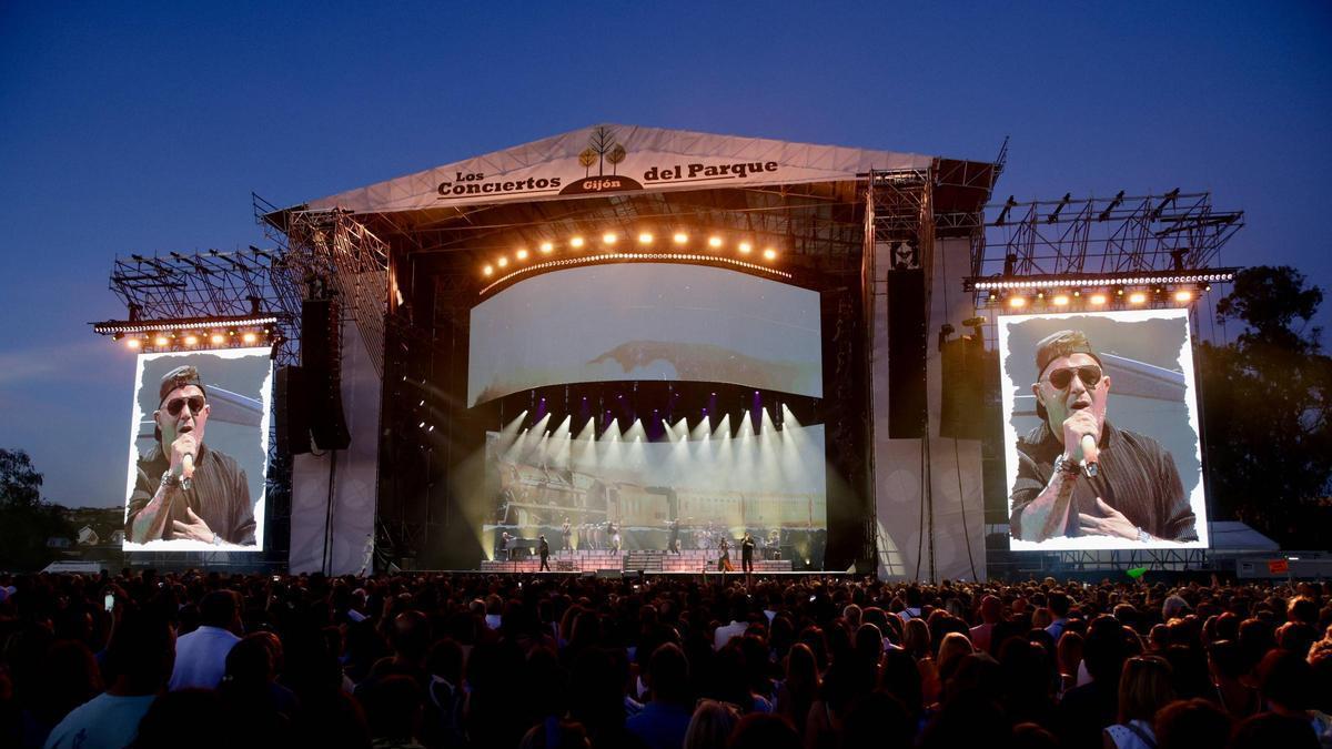 Momentos del concierto de Alejandro Sanz en el Parque Hermanos Castro.