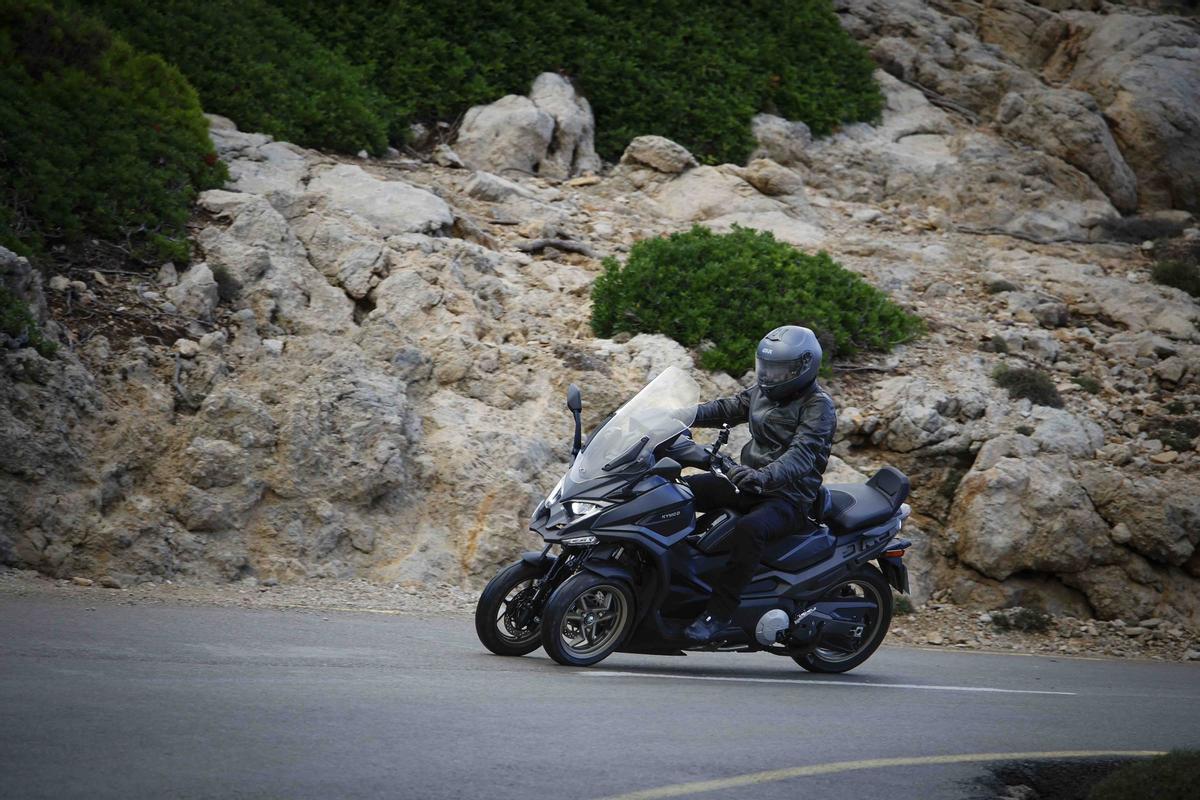 Con un diseño premium y musculoso, el CV3 575 luce una estética agresiva y sofisticada