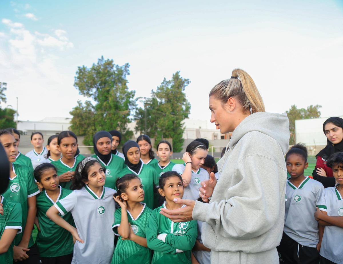 Alexia Putellas, jugadora del FC Barcelona y de la selección española, durante un campus en Arabia Saudí.