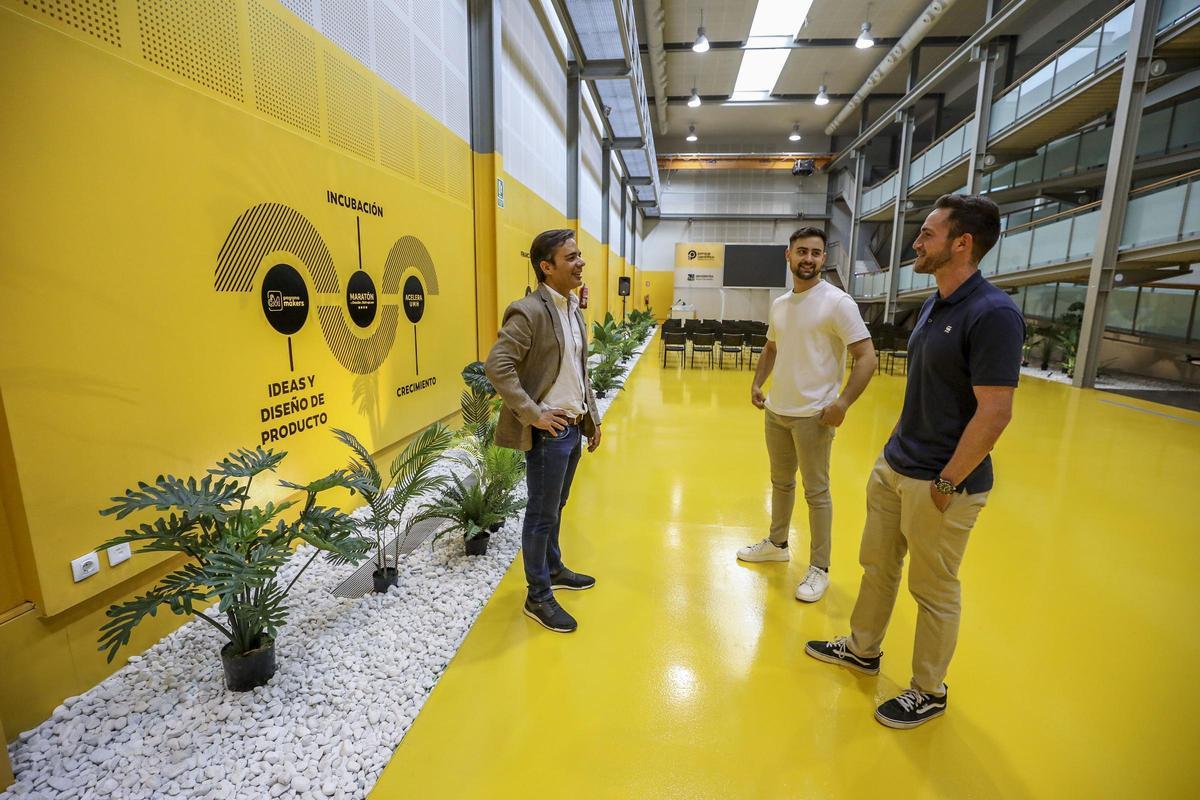 El responsable de Emprendimiento del Parque Científico, Javier Sancho, charla con dos emprendedores cuyo proyecto acelera la UMH. | ANTONIO AMORÓS