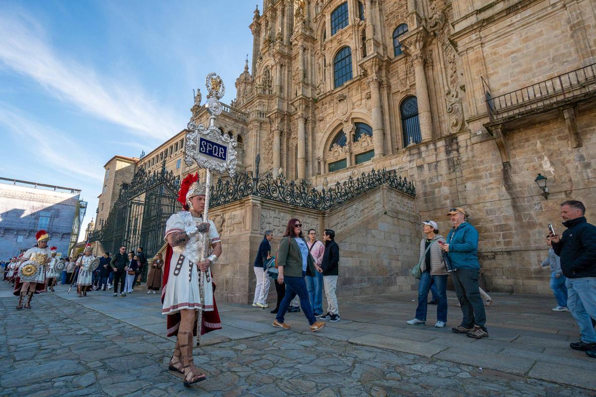 Santiago vive la Pascua con la procesión del Cristo Resucitado y el encuentro en la Quintana Santiago vive la Pascua con la procesión del Cristo Resucitado y el encuentro en la Quintana