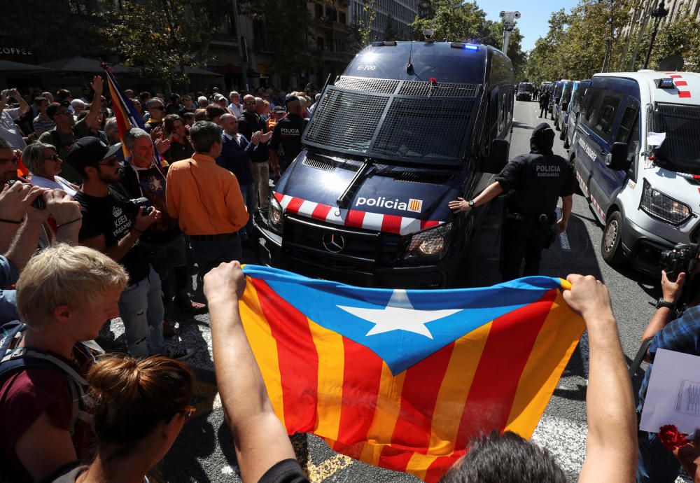 Imatges dels manifestants que han sortit als carrers de Barcelona, ja de tarda.