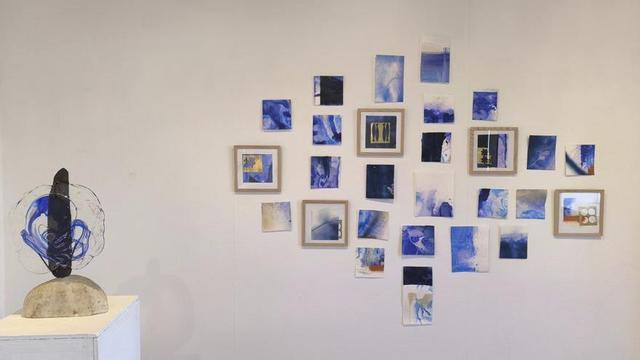 Ismael Cerezo presenta su exposición ‘Un mismo azul’ en la sala ‘Ajuntament Vell’ de Sant Francesc hasta el sábado 30 de mayo. | P.M.V.