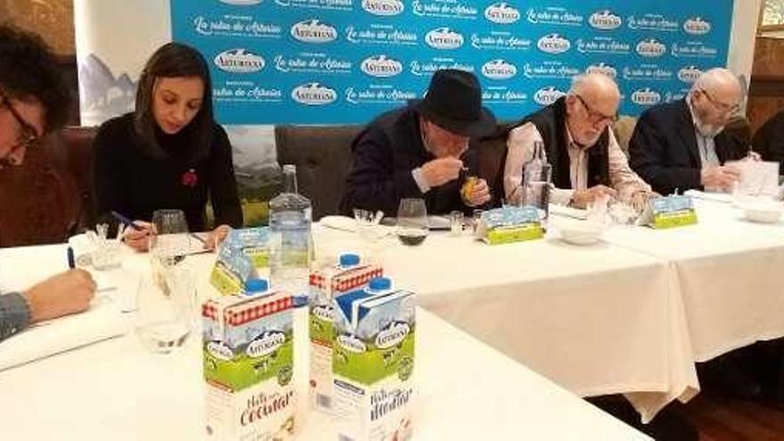 Participantes en la cata celebrada ayer en Oviedo.