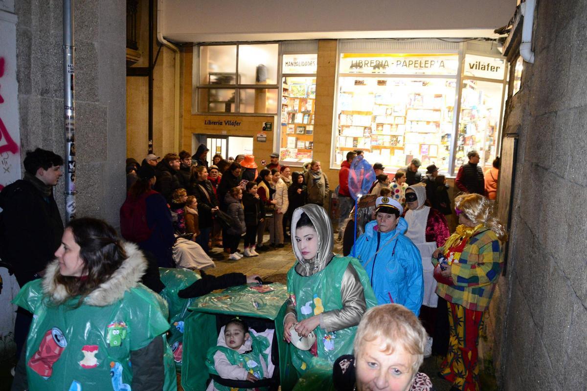 Desfile del "Momo" por Cangas
