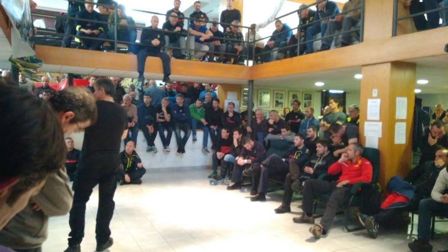 Imagen de la asamblea celebrada esta mañana por los Bomberos en Martiricos.