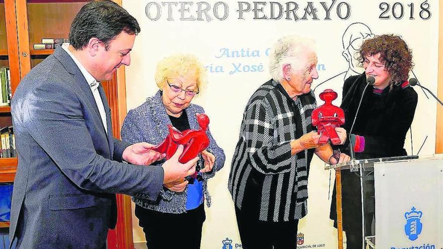 Valentín González Formoso entrega o premio a Mª Xosé Queizán e Goretti Sanmartín a Antía Cal. // FdV