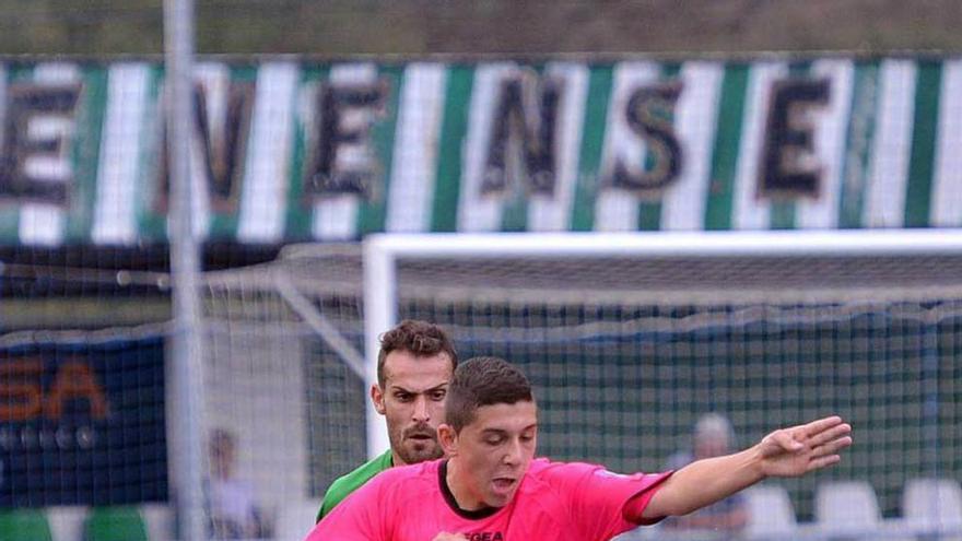 Borja protege el balón ante el jugador del Lenense Adrián Fuertes.