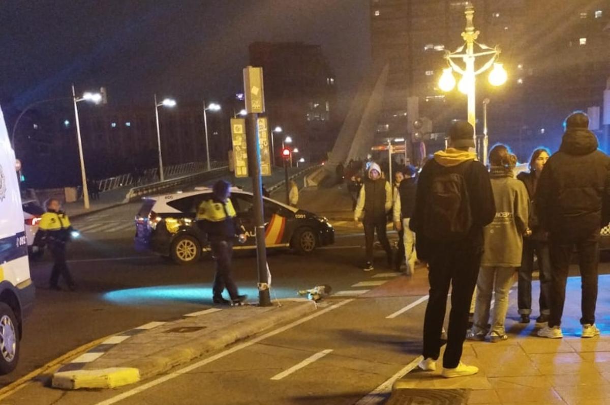El patinete en el que circulaba el menor fallecido, a la altura del Puente de la Peineta.