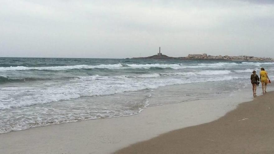 Vista del mar desde la playa de Las Sirenas en la que se aprecia la ausencia del balizamiento.