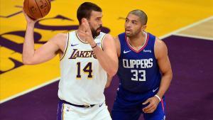 Marc Gasol controla el balón en presencia de Batum, de los Clippers, en un partido de la pretemporada