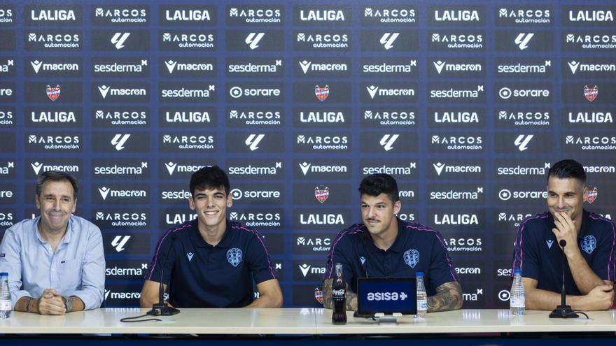 Los tres fichajes posan con sus nuevos colores y están listos para darlo todo por el Levante.