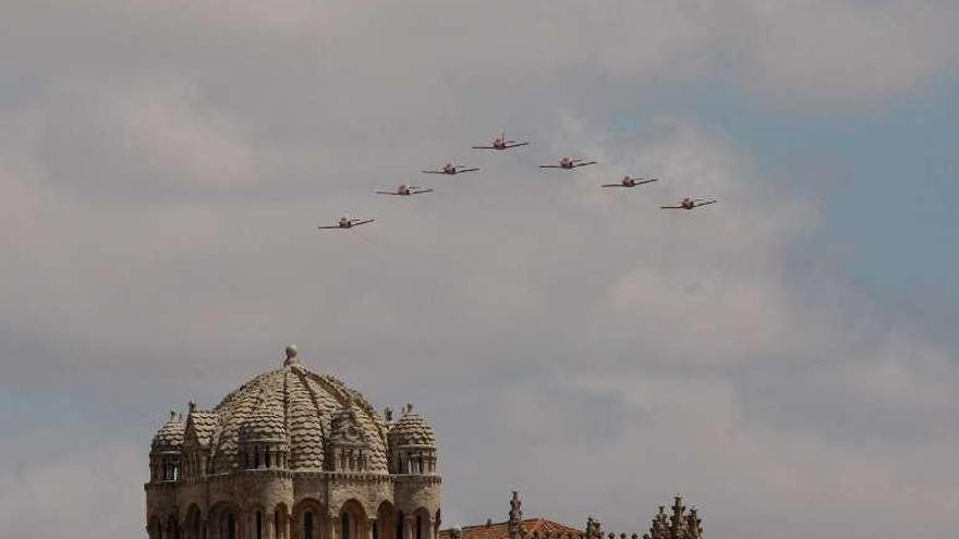 Los aviones sobrevuelan la Catedral zamorana.