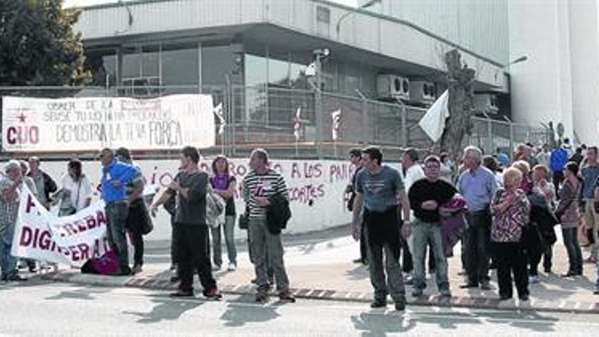 DICIEMBRE DEL 2013Un piquete sindical bloquea la distribuciónde productos de la empresa en Barcelona.